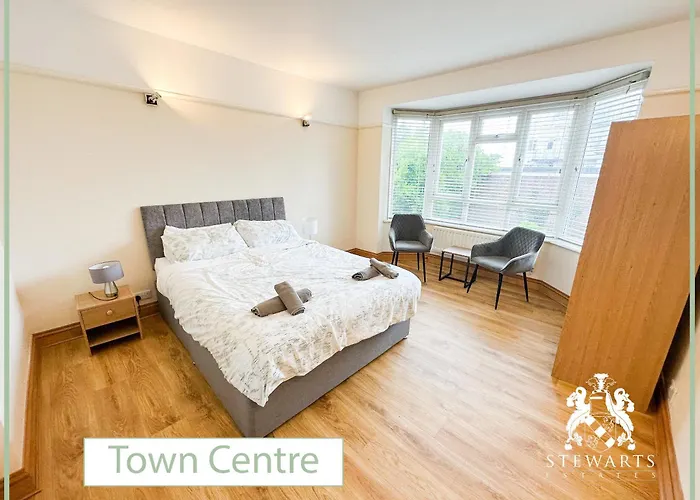 Town Centre Sleeps 9